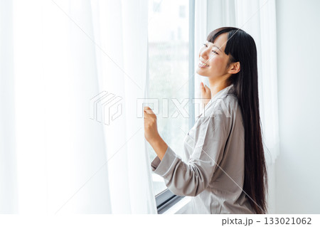 ウェルビーイングを意識した若い女性の暮らし 爽やかな朝の目覚め ウェルビーイングを意識した若い女性の暮らし 爽やかな朝の目覚め 133021062