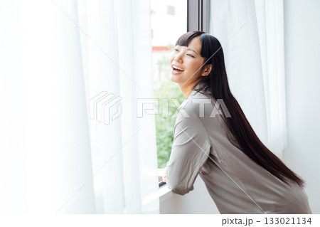 ウェルビーイングを意識した若い女性の暮らし　爽やかな朝の目覚め 133021134