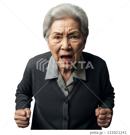 怒っている高齢女性 133021241