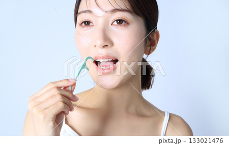 糸ようじをする女性イメージ 糸ようじをする女性イメージ 133021476