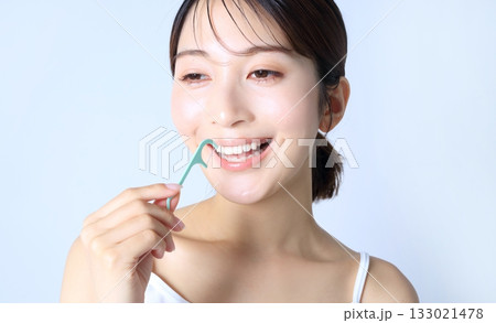 糸ようじをする女性イメージ 糸ようじをする女性イメージ 133021478