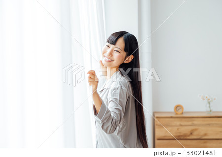 ウェルビーイングを意識した若い女性の暮らし　爽やかな朝の目覚め 133021481