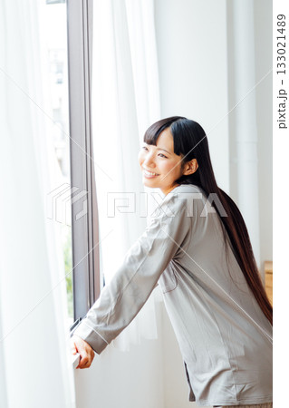 ウェルビーイングを意識した若い女性の暮らし　爽やかな朝の目覚め 133021489