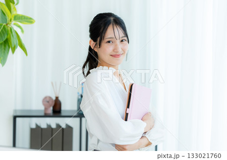 オフィスで働くビジネスウーマン 133021760