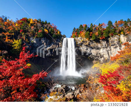 【AI生成画像】紅葉に囲まれた美しい滝の風景 【AI生成画像】紅葉に囲まれた美しい滝の風景 133021928