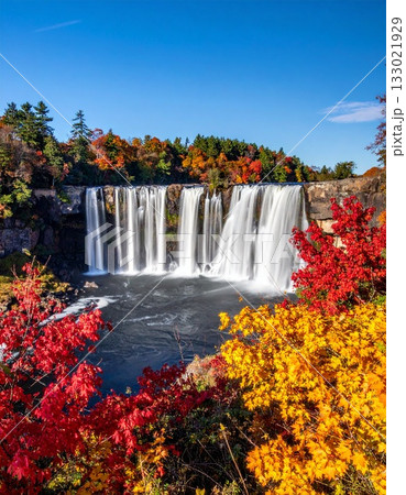 【AI生成画像】紅葉に囲まれた美しい滝の風景 【AI生成画像】紅葉に囲まれた美しい滝の風景 133021929