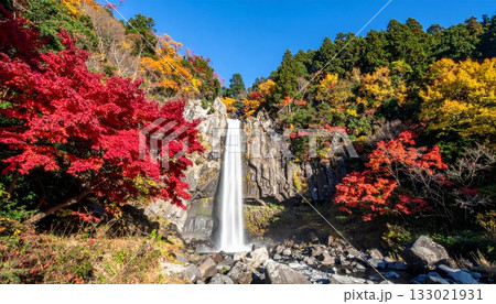 【AI生成画像】紅葉に囲まれた美しい滝の風景 133021931