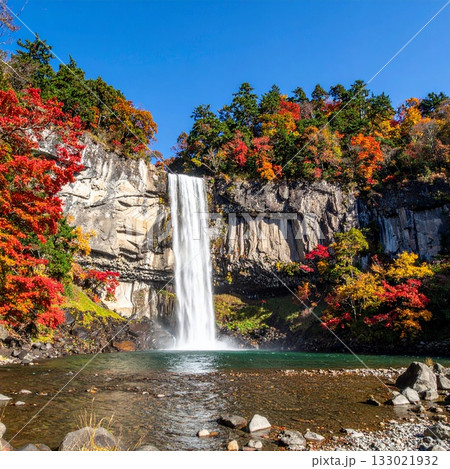 【AI生成画像】紅葉に囲まれた美しい滝の風景 【AI生成画像】紅葉に囲まれた美しい滝の風景 133021932