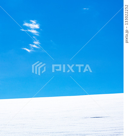 北海道美瑛町で見た冬の青空と雲と雪原のシンプルな風景 北海道美瑛町で見た冬の青空と雲と雪原のシンプルな風景 133022252