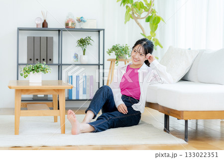 リビングでくつろぐ若い女性 リビングでくつろぐ若い女性 133022351