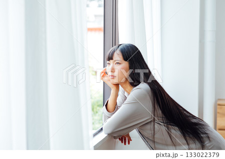 憂鬱な朝　気分が乗らない若い女性のイメージ 133022379