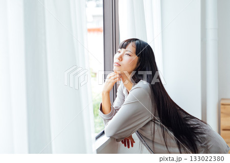 憂鬱な朝　気分が乗らない若い女性のイメージ 133022380