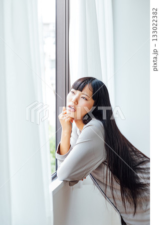 憂鬱な朝 気分が乗らない若い女性のイメージ 憂鬱な朝 気分が乗らない若い女性のイメージ 133022382