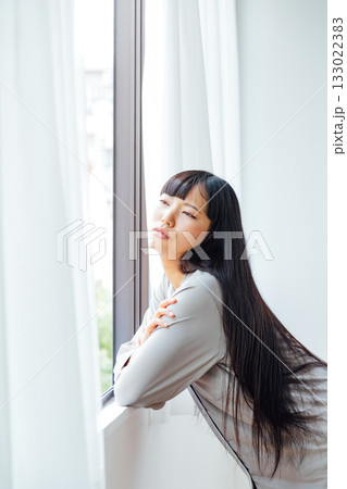 憂鬱な朝　気分が乗らない若い女性のイメージ 133022383