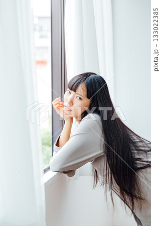 憂鬱な朝　気分が乗らない若い女性のイメージ 133022385