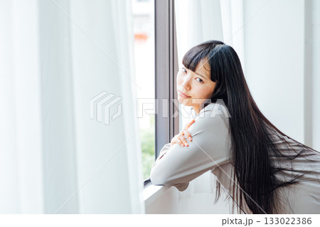 憂鬱な朝 気分が乗らない若い女性のイメージ 憂鬱な朝 気分が乗らない若い女性のイメージ 133022386