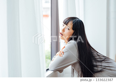 憂鬱な朝　気分が乗らない若い女性のイメージ 133022387