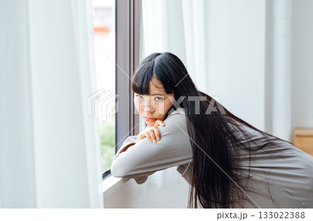 憂鬱な朝 気分が乗らない若い女性のイメージ 憂鬱な朝 気分が乗らない若い女性のイメージ 133022388