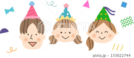 パーティーを楽しむ家族正面 133022744