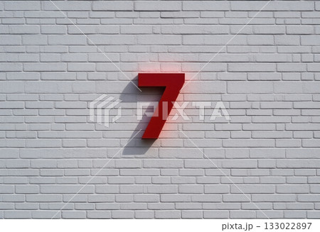 白い壁に囲まれた赤い7 133022897