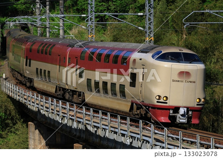 伯備線を行くサンライズ出雲号 133023078