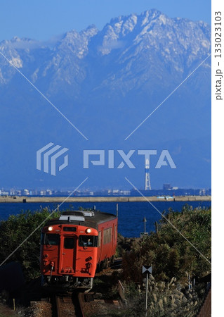 剣岳と氷見線 133023103