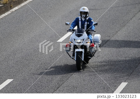 パトロール中の白バイ イメージ 133023123