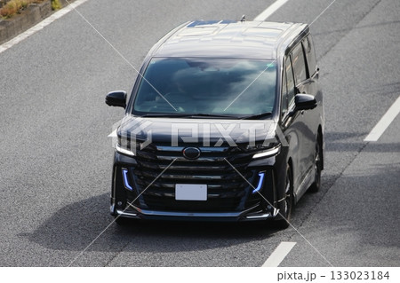 黒い高級ミニバン　イメージ 133023184
