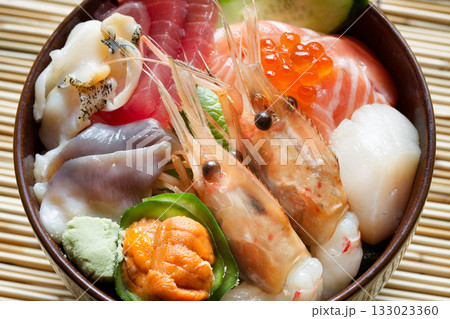 海鮮丼 133023360