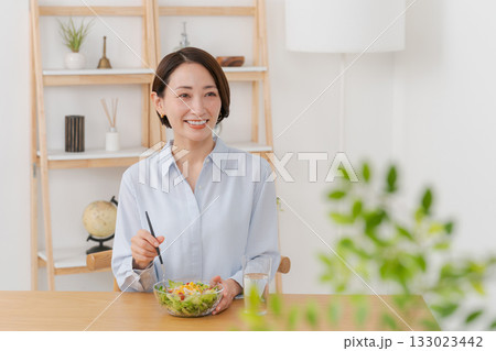 サラダを食べる女性 サラダを食べる女性 133023442