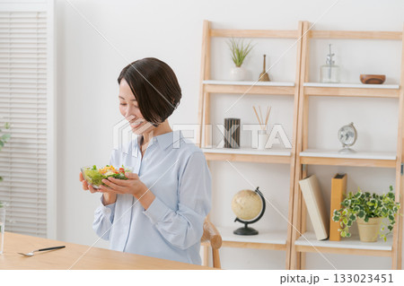 サラダを食べる女性 サラダを食べる女性 133023451