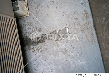 エアコンの室外機から出る水 エアコンの室外機から出る水 133023552