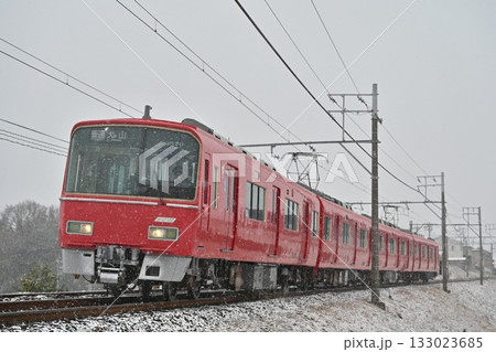 雪の名鉄各務原線を走る3500系 3520編成 133023685