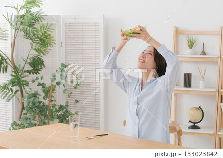 サラダをもちあげる女性 サラダをもちあげる女性 133023842