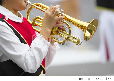 マーチングバンド　パレード　楽器 133024177
