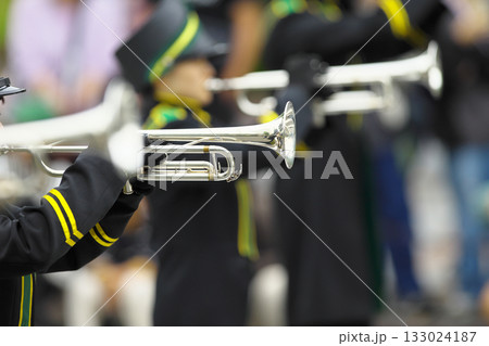 マーチングバンド　パレード　楽器 133024187