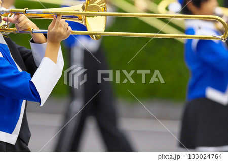 マーチングバンド　パレード　楽器 133024764