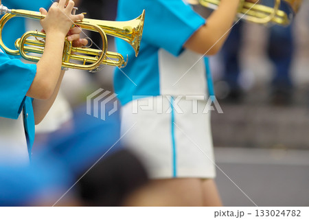 マーチングバンド　パレード　楽器 133024782