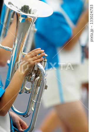 マーチングバンド　パレード　楽器 133024783