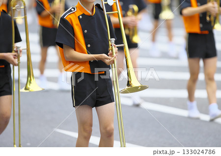 マーチングバンド　パレード　楽器 133024786