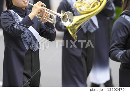 マーチングバンド　パレード　楽器 133024794