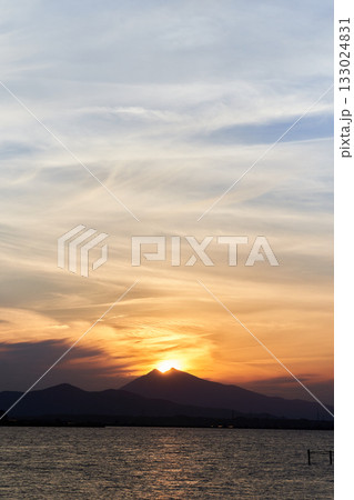 霞ヶ浦から望む夕暮れ時の筑波山と山頂に位置する太陽 霞ヶ浦から望む夕暮れ時の筑波山と山頂に位置する太陽 133024831