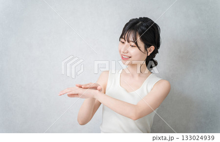 手の甲にハンドクリームを塗る日本人女性（スキンケア） 133024939