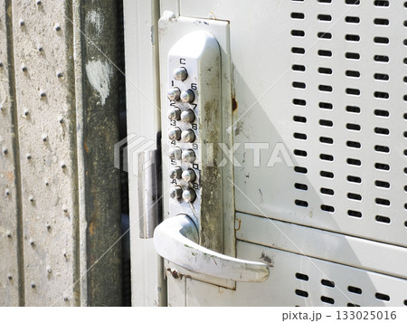 ドアのカギ・ボタン式キーレス錠 133025016