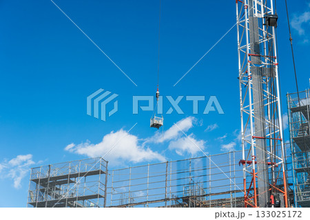 青空の建設現場と揚重作業 133025172