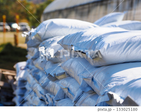 積み上げられたビニール袋に入った業務用園芸用土 積み上げられたビニール袋に入った業務用園芸用土 133025180