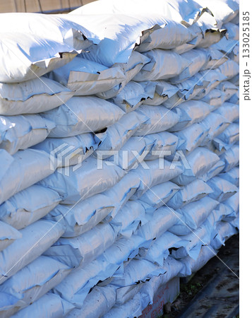 積み上げられたビニール袋に入った業務用園芸用土 積み上げられたビニール袋に入った業務用園芸用土 133025185