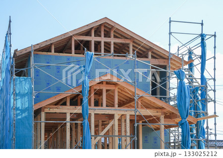 住宅イメージ　新築中の木造住宅 133025212