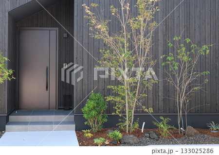 住宅イメージ　新築住宅　焼杉板壁のエントランス 133025286