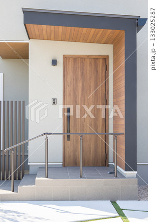 住宅イメージ　新築住宅のエントランスの手摺り 133025287